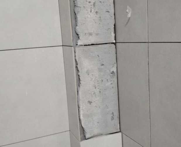 临西瓷砖空鼓维修公司分享下瓷砖施工前基层浇水润湿程度不足，可能导致以下问题